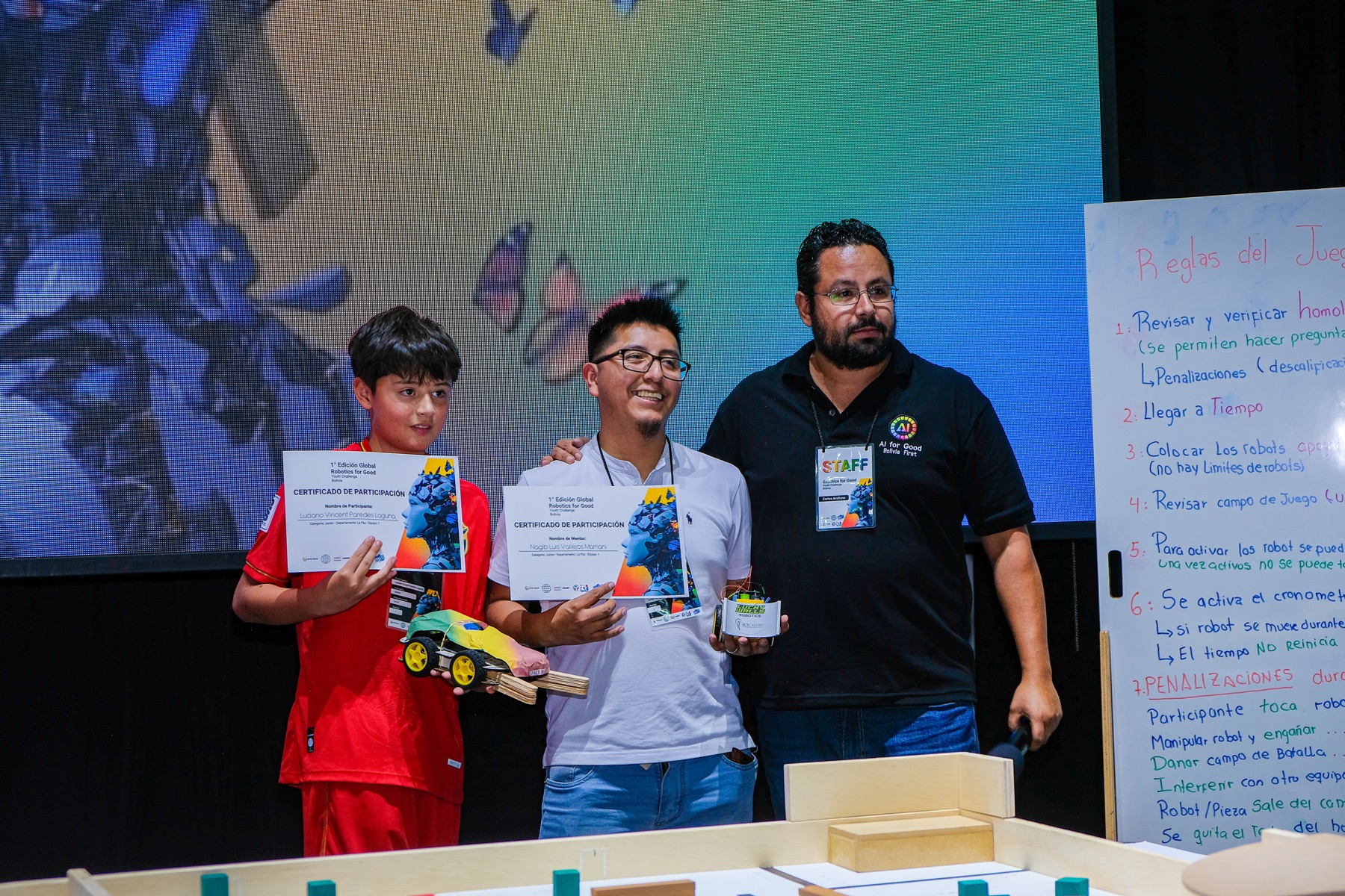Equipo premiado de Robotics for Good Bolivia mostrando sus prototipos