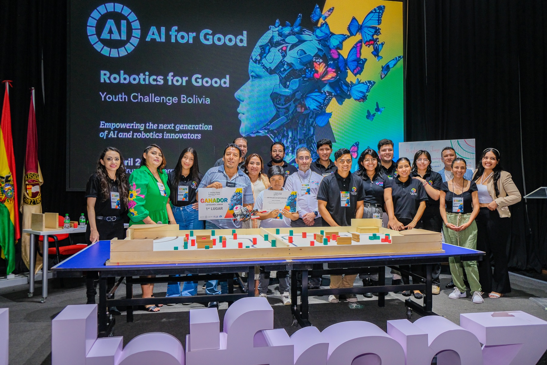 Participantes, familias y equipo organizador de Robotics for Good Youth Challenge Bolivia
